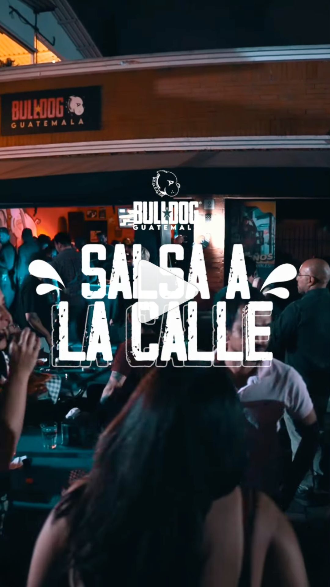 Miniatura de video del evento Salsa a la Calle con gente bailando afuera de Bulldog Guatemala
